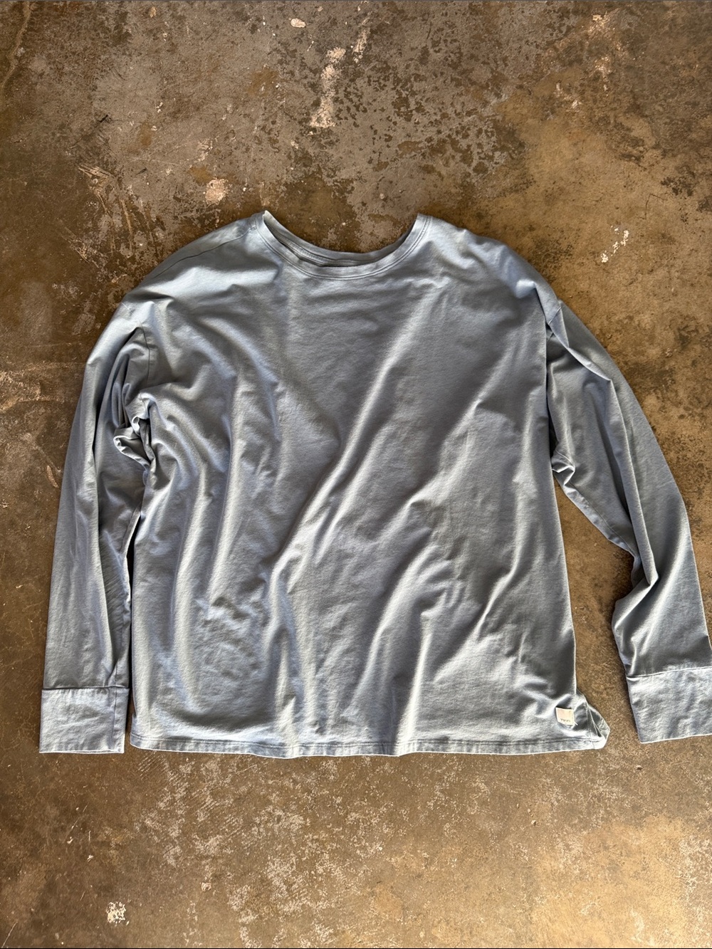Vuori womens Long-Sleeve feather tee Shirt — Dusty Blue